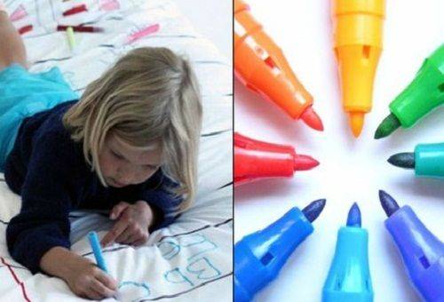dievčatko sa kreslí perami s fixkami