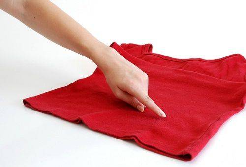 spot pe o cămașă roșie