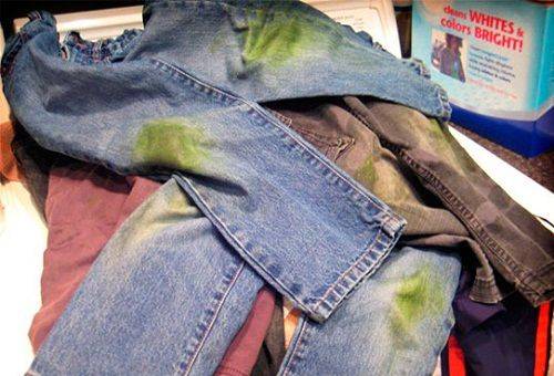 vuile jeans in het gras