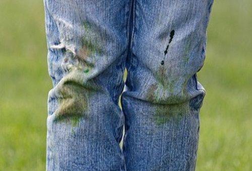 džíny potřísněné trávou