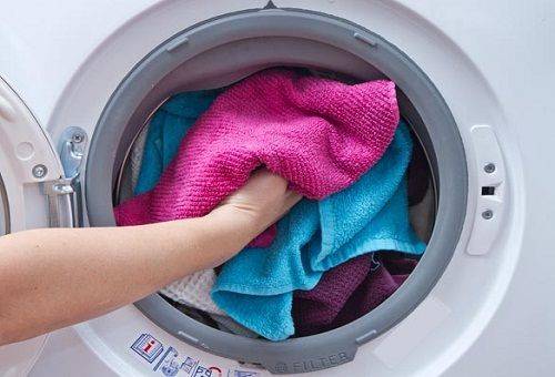 Handtücher in der Waschmaschine