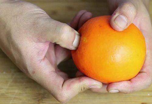 pagbabalat ng isang orange