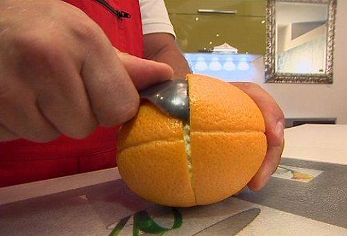 skrælning af en appelsin med en ske