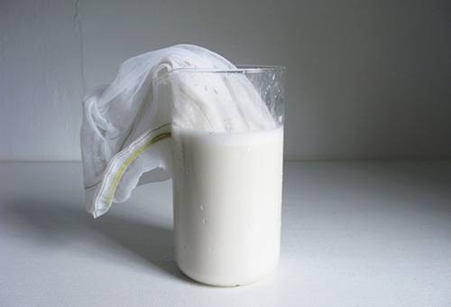 Susu dengan protein untuk membersihkan beg kulit yang ringan