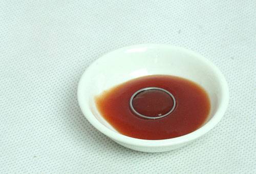 Čišćenje bakrenog prstena kečapom