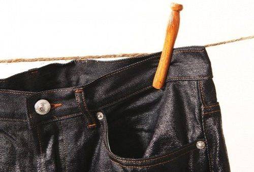 jeans verniciati in nero