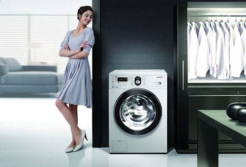Kız ve yeni bir çamaşır makinesi