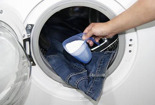 Jeans waschen in einer Waschmaschine