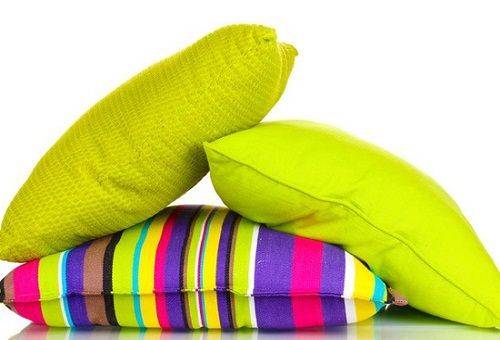spalvotos pagalvės