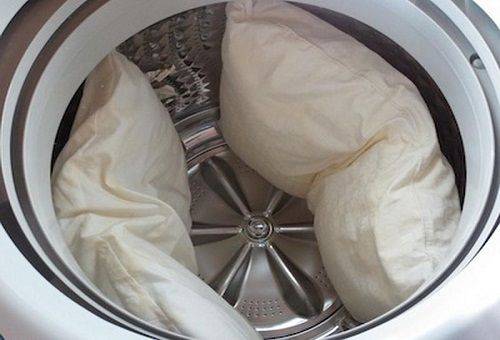 almohadas en la lavadora