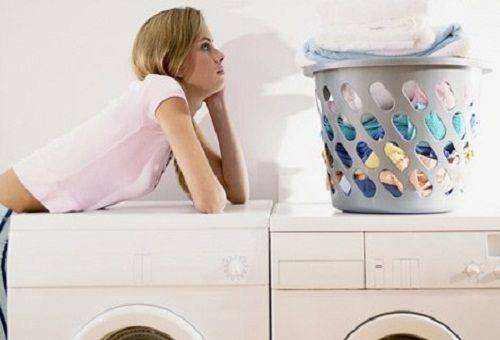 κορίτσι και πλυντήρια ρούχων