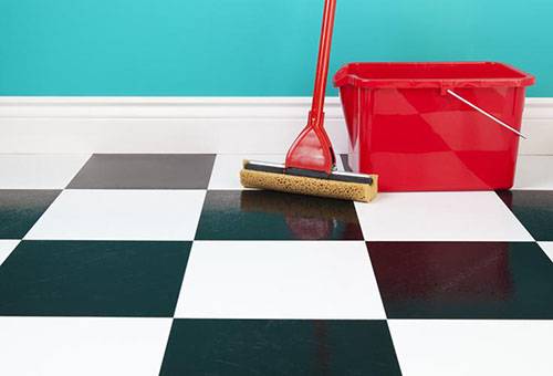 Bersihkan lantai berjubin selepas basuh