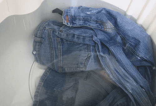 jeans encharcados de água