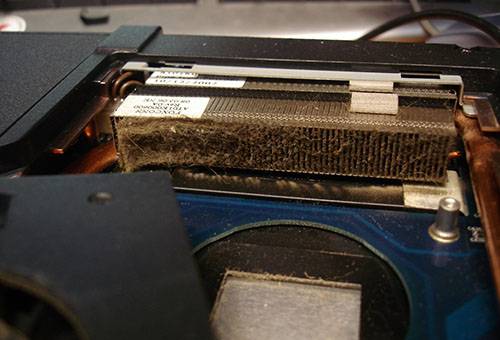 גריל קירור מאובק במחשב נייד