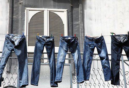 jeans på tørretumbleren