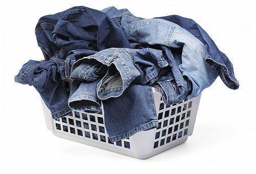 Jeans in einem Wäschekorb