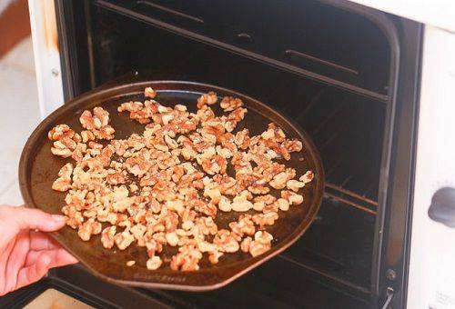 mengeringkan walnut dalam ketuhar