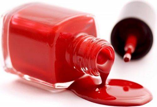 esmalte de uñas rojo