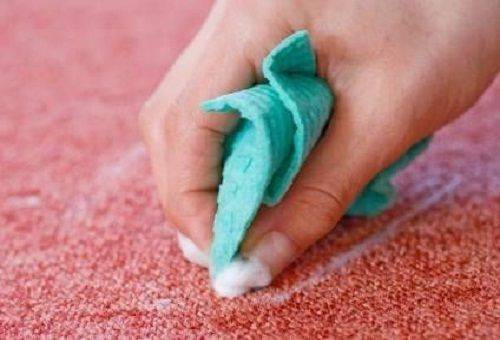 schoonmaken met een zeepachtige doek