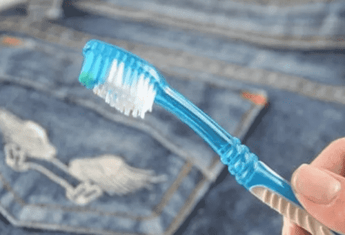 escova de dentes e jeans