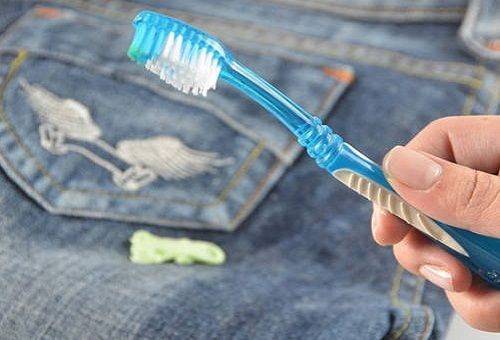 jeanskauwgom en tandenborstel