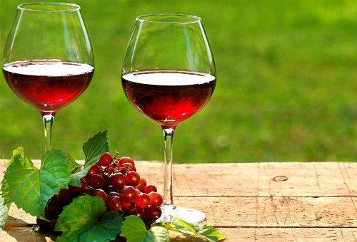 rött vin i glas