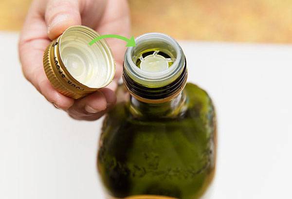 Åben flaske med olivenolie