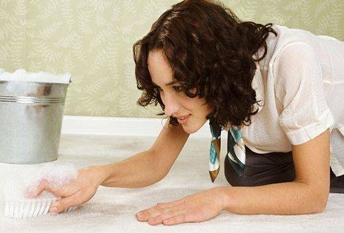 femeie care face curățare umedă