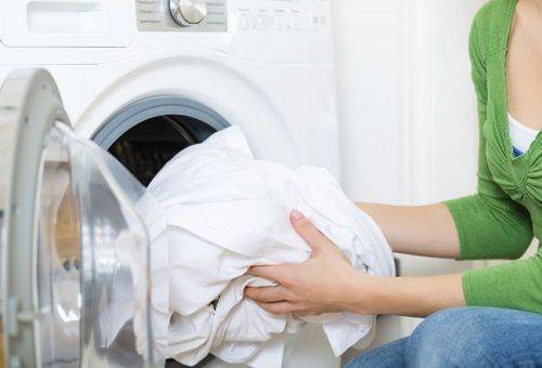 balti skalbiniai skalbimo mašinoje