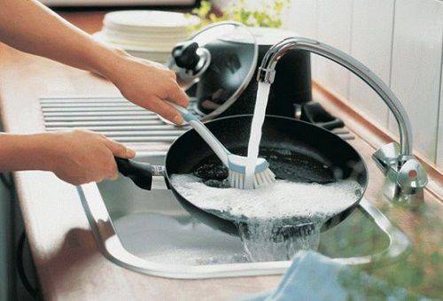 ล้างกระทะในอ่างล้างจาน