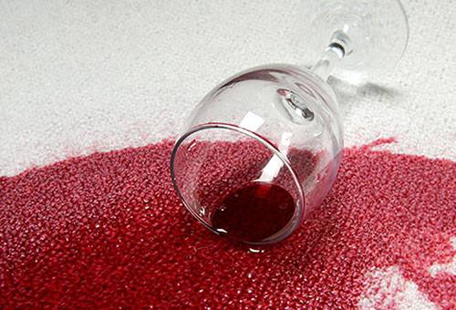 Gemorste wijn op een licht tapijt