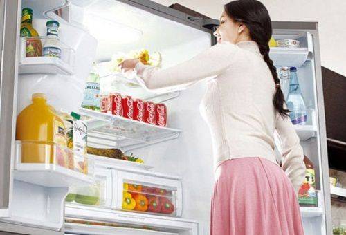 dievča pri otvorenej chladničke