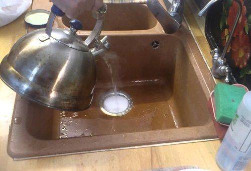 Ablassen von kochendem Wasser in die Spüle
