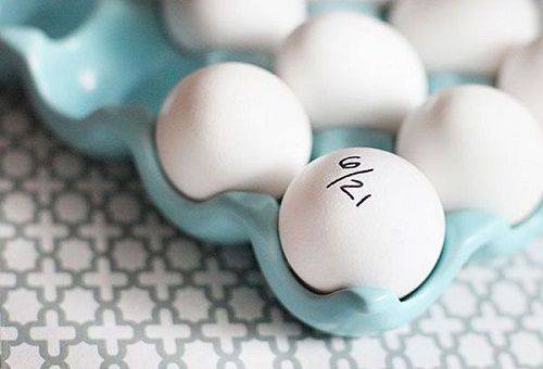 Eier auf einem Tablett