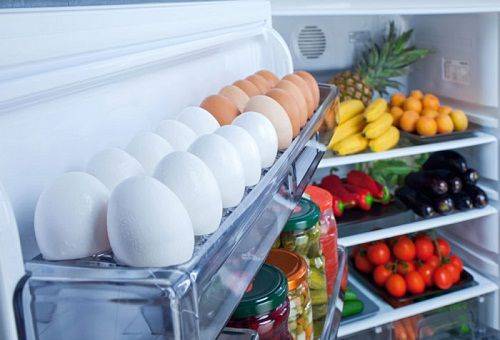 uova di gallina in frigorifero