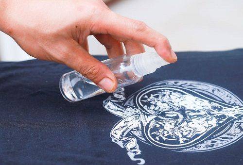remoção de adesivos com camisetas com álcool