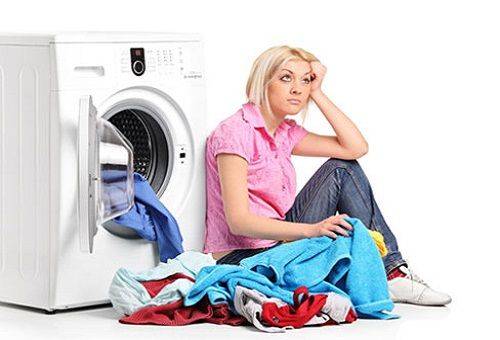 moteris prie skalbimo mašinos