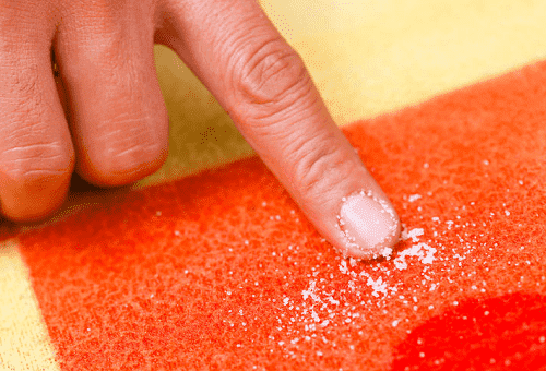 škvrnu umyte soľou
