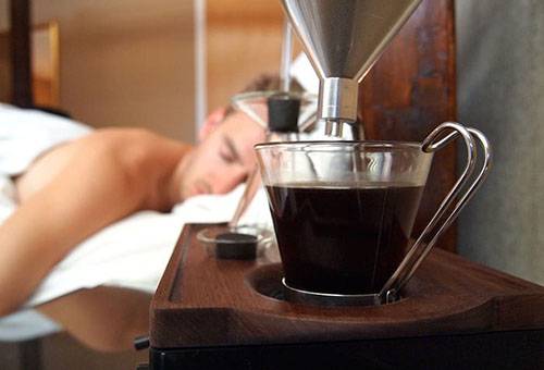 Fersk kaffe fra en kaffemaskin