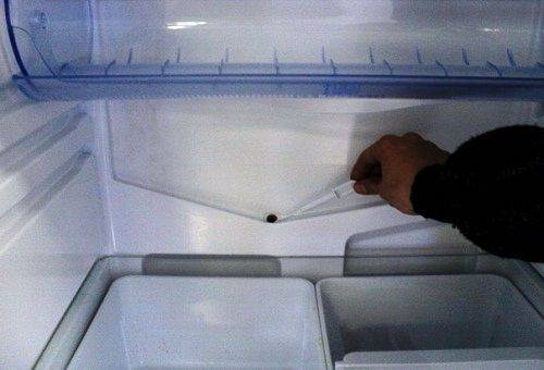 Täppt dräneringshål i kylskåpet