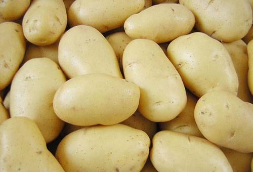 Soyulmuş genç patates