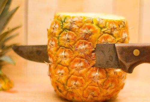 ljuštenje ananasa nožem