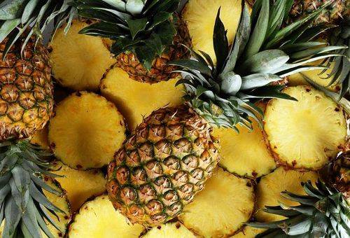 nasjeckani ananas s ogulitom