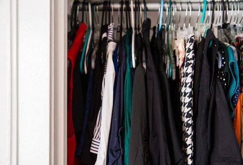 kläder i garderoben
