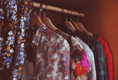 letné oblečenie v skrini