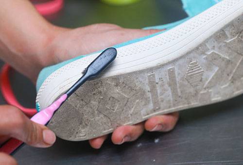Bir spor ayakkabısının beyaz tabanını temizleme