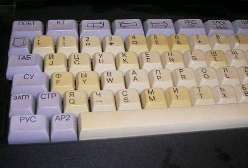 أزرار صفراء على لوحة المفاتيح