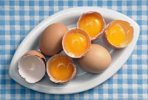τα αυγά κοτόπουλου σε ένα πιάτο