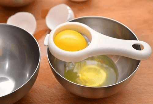 anordning för att separera äggulor från proteiner