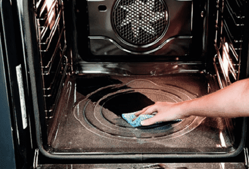 rengør ovnen med sæbe og vand